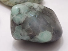 Load image into Gallery viewer, Emerald Emerald In Spyrit Metaphysical
